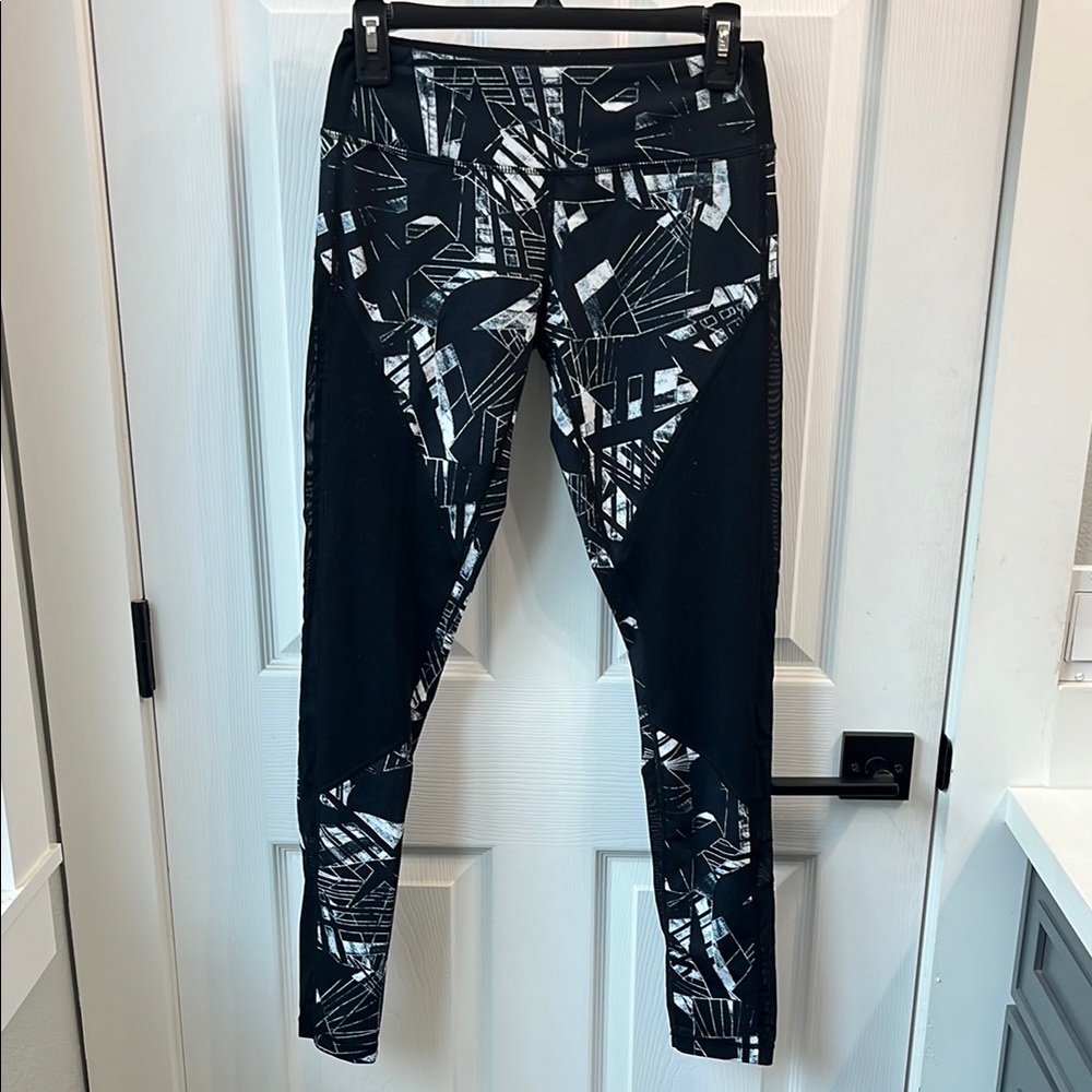 Zella Black and White Geometric Leggings